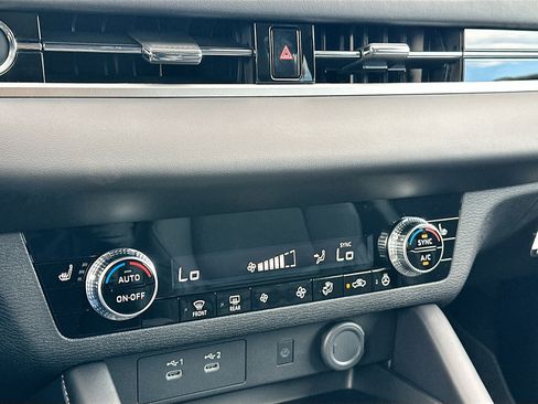 New 2026 Mitsubishi Outlander SE image 11