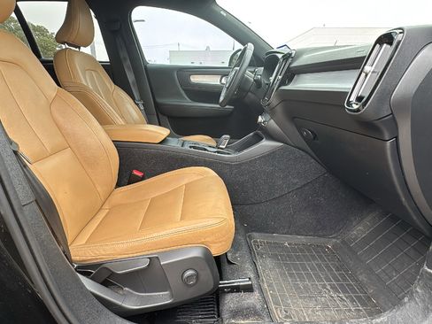 Used 2020 Volvo XC40 T5 Momentum w/ Protection Package Premier image 28