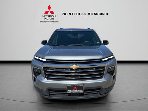 Used 2025 Chevrolet Traverse LT FWD image 2