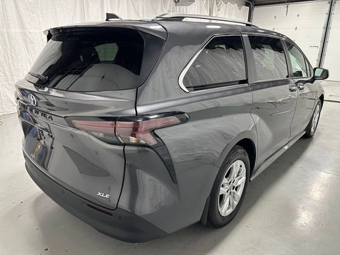 Used 2025 Toyota Sienna XLE w/ XLE Plus Package AWD/4WD image 7