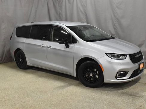 Certified 2024 Chrysler Pacifica Touring-L image 4