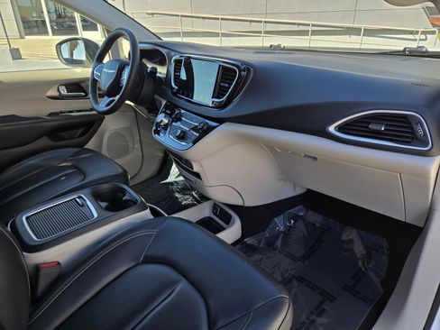 Used 2023 Chrysler Pacifica Touring-L FWD image 29