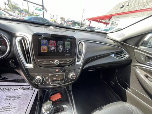 Used 2017 Chevrolet Malibu LT w/ Leather Package FWD image 2