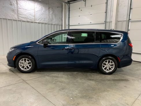 Used 2025 Chrysler Pacifica Select FWD image 23