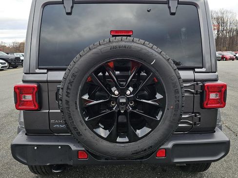 Used 2025 Jeep Wrangler Unlimited Sahara image 5