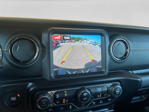 Used 2022 Jeep Wrangler Unlimited Sahara AWD/4WD image 25
