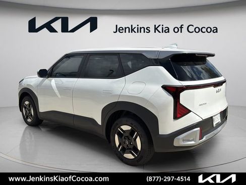 Used 2027 Kia Seltos LX FWD image 8