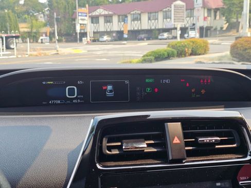 Certified 2020 Toyota Prius LE AWD/4WD image 24