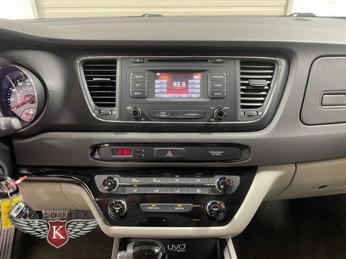 Used 2016 Kia Sedona LX w/ LX Convenience Package FWD image 17