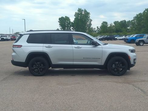 Used 2023 Jeep Grand Cherokee L Laredo AWD/4WD image 2