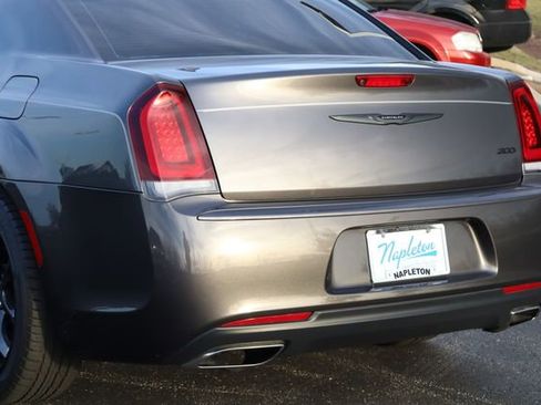 Used 2022 Chrysler 300 Touring w/ Sport Appearance Package image 7