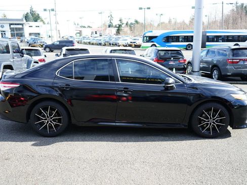 Used 2020 Toyota Camry XLE image 6