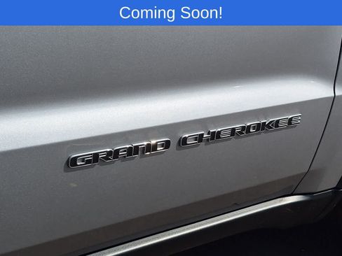 Used 2019 Jeep Grand Cherokee Laredo AWD/4WD image 12