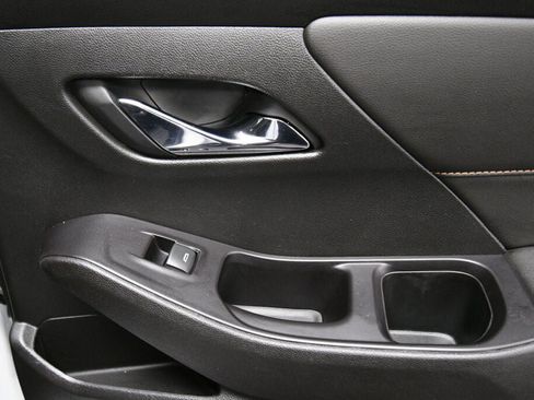 Used 2020 Chevrolet Traverse LT image 25