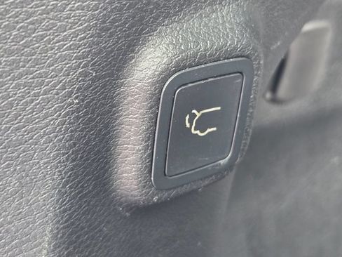 Used 2019 Jeep Cherokee Limited FWD image 32