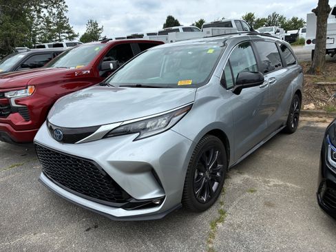 Used 2022 Toyota Sienna XSE FWD image 3