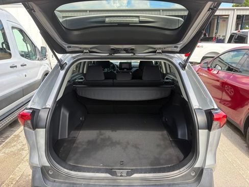 Used 2022 Toyota RAV4 LE FWD image 5