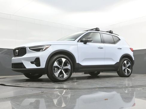 Certified 2025 Volvo XC40 B5 Plus AWD/4WD image 31
