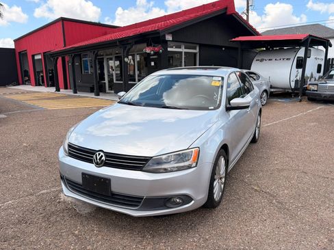 Used 2011 Volkswagen Jetta SEL FWD image 4