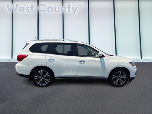 Used 2018 Nissan Pathfinder Platinum FWD image 2