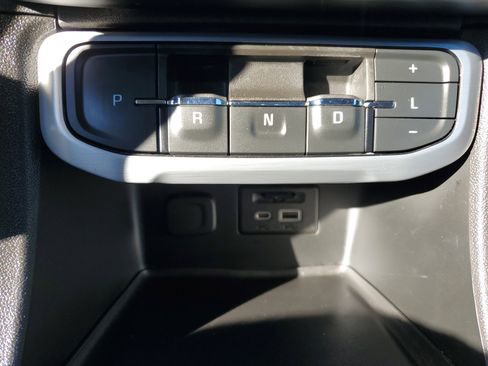 Used 2023 GMC Acadia SLT image 28