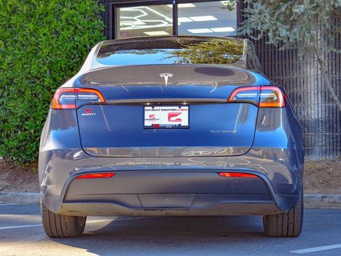 Used 2021 Tesla Model Y Long Range image 10