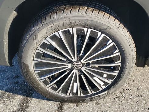New 2026 Volkswagen Taos SE FWD image 5