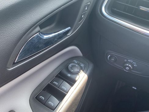 Used 2024 Chevrolet Equinox LS w/ LS Convenience Package FWD image 13
