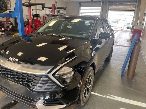 Used 2023 Kia Sportage LX image 2