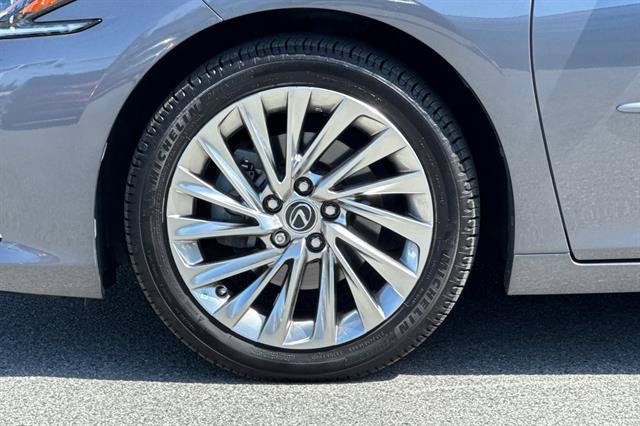 Used 2021 Lexus ES 300h w/ Accessory Package FWD image 31