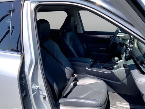 Used 2023 Toyota Highlander Limited FWD image 8