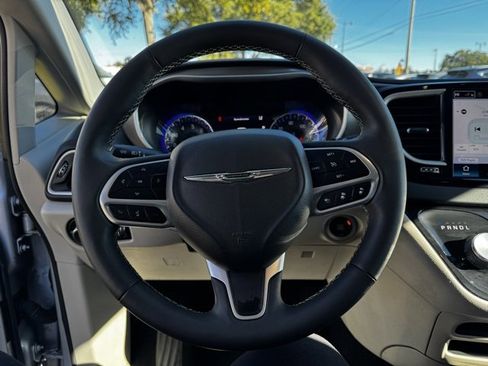 Used 2024 Chrysler Pacifica Touring-L image 27