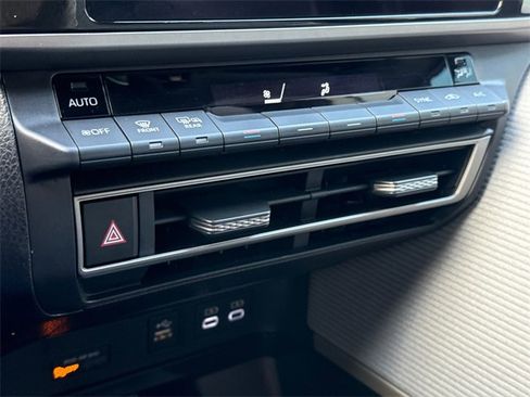 Used 2025 Toyota Camry SE image 25