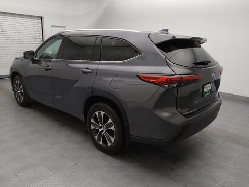 Used 2021 Toyota Highlander XLE image 3