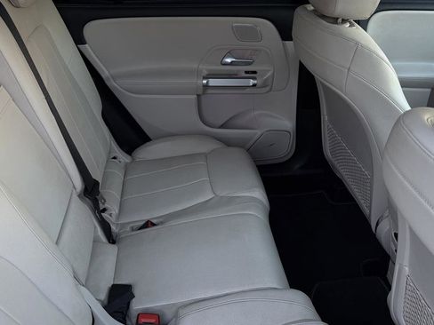 Used 2021 Mercedes-Benz GLB 250 4MATIC w/ Premium Package image 38