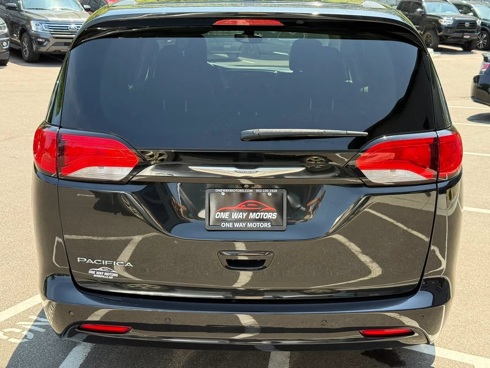 Used 2017 Chrysler Pacifica LX w/ Tire & Wheel Group FWD image 4