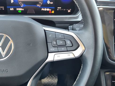 Used 2023 Volkswagen Tiguan SE w/ Panoramic Sunroof Package image 29