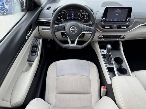 Used 2025 Nissan Altima 2.5 SV FWD image 13