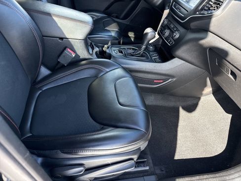 Used 2019 Jeep Cherokee Trailhawk w/ Comfort & Convenience Group image 12