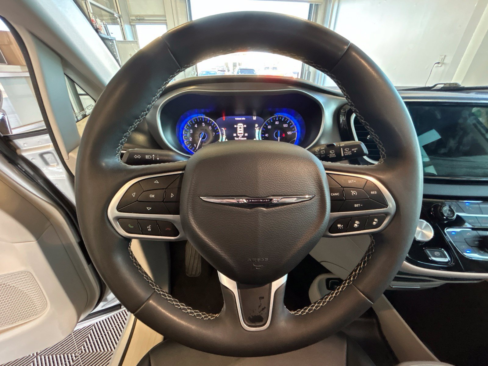 Used 2024 Chrysler Pacifica Touring-L FWD image 21