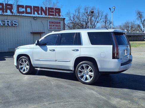 Used 2020 Cadillac Escalade Luxury image 3