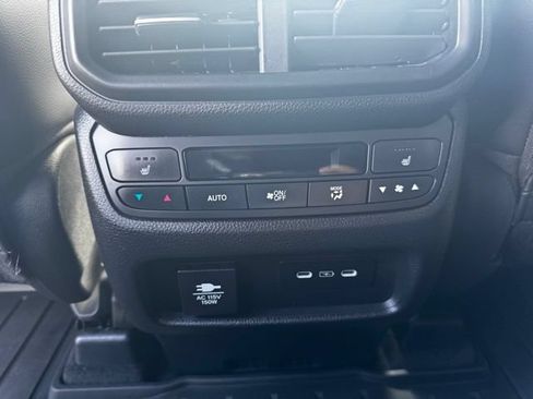 Used 2025 Honda Pilot Black Edition image 16