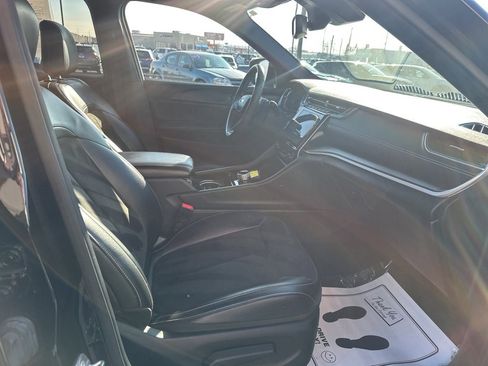 Used 2023 Jeep Grand Cherokee L Laredo image 28