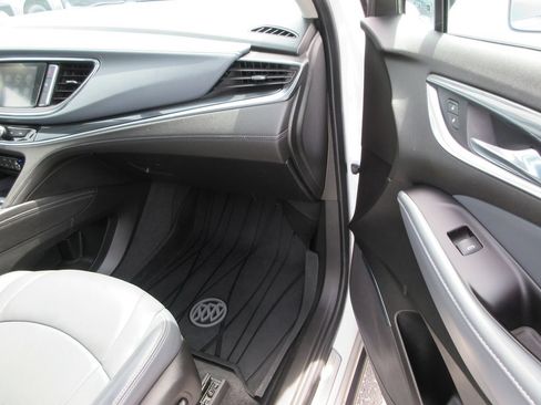 Certified 2019 Buick Enclave Essence FWD image 18