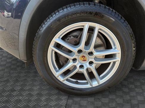 Used 2016 Porsche Cayenne w/ Premium Package image 14