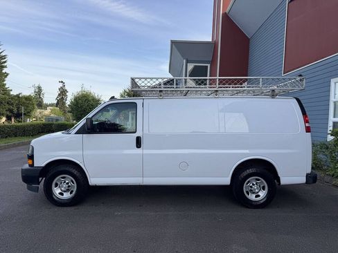 Used 2018 Chevrolet Express 3500 w/ Driver Convenience Package RWD image 5
