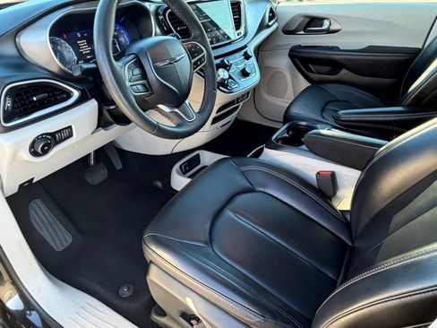Used 2023 Chrysler Pacifica Touring-L image 19