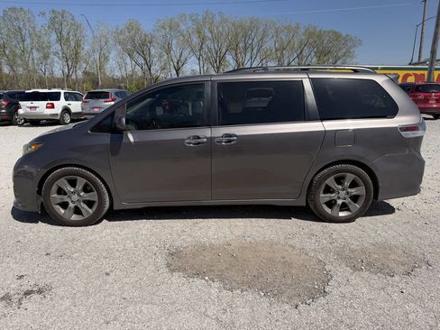Used 2014 Toyota Sienna SE FWD image 6