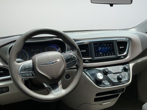 Used 2019 Chrysler Pacifica LX FWD image 22