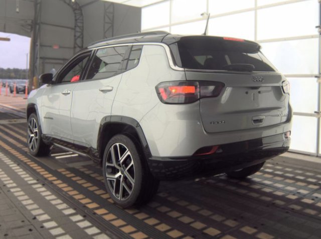 Used 2025 Jeep Compass Limited w/ Elite Group AWD/4WD image 5